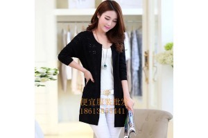 地?cái)傊欣夏攴b與棉服羽絨服毛衣批發(fā)渠道指南
